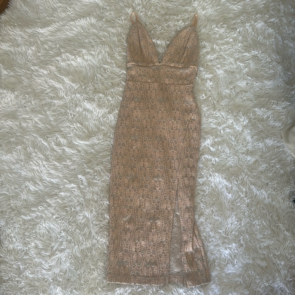 Adjustable strapped dress with slit on the left side on the leg.